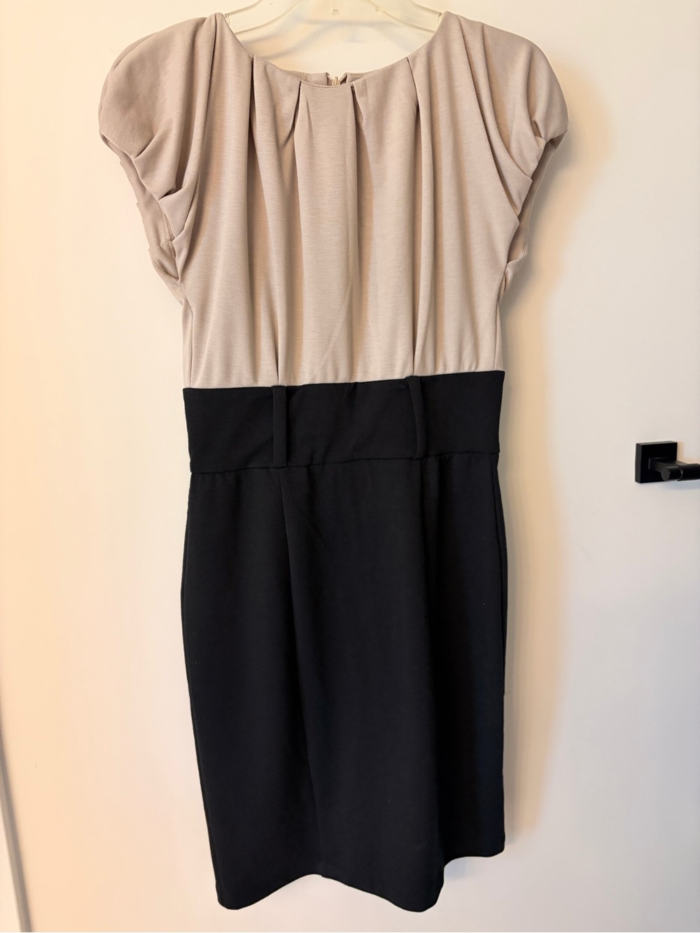 Elegant Two-Tone Midi Dress in Beige and Black
